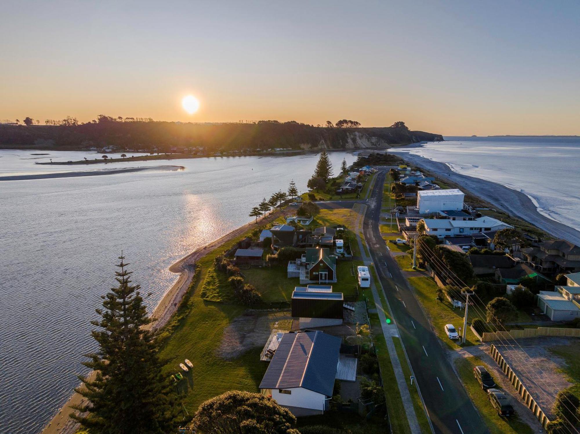 Pukehina Estuary Sunset Views Townhouse & Studio Екстериор снимка
